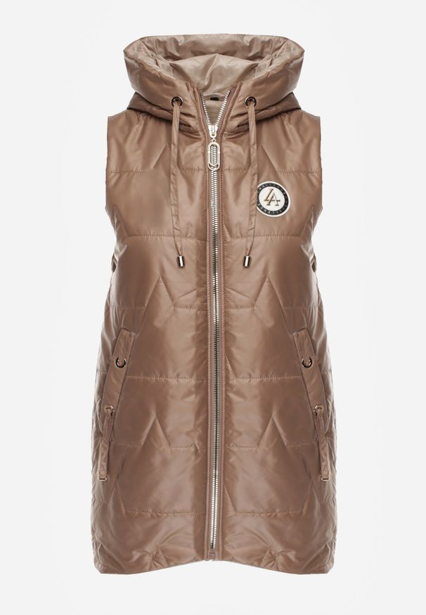 Born2be - Jasnobrązowa Pikowana Kamizelka o Długim Kroju z Nieodpinanym Kapturem i Aplikacją Koretes. Okazja: na co dzień. Kolor: brązowy. Materiał: prążkowany, poliester. Długość: długie. Wzór: aplikacja. Styl: casual