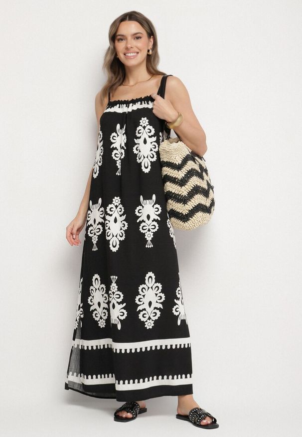 Born2be - Czarna Sukienka o Rozkloszowanym Kroju na Ramiączkach w Etniczny Wzór Revoniae. Okazja: na co dzień. Typ kołnierza: dekolt w kształcie V. Kolor: czarny. Długość rękawa: na ramiączkach. Styl: casual, elegancki