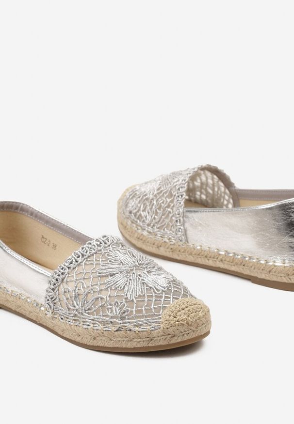 Born2be - Srebrne Espadryle na Płaskiej Plecionej Podeszwie z Ażurowym Noskiem Qianatia. Kolor: srebrny. Materiał: len, jedwab, jeans. Wzór: ażurowy. Sezon: lato. Styl: elegancki