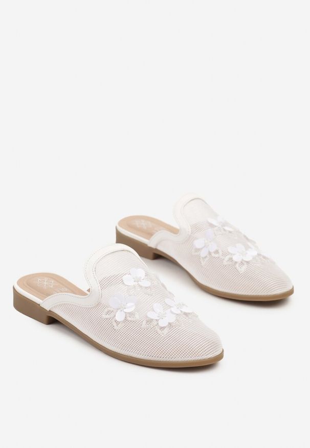 Renee - Białe Klapki Mule z Siateczkową Cholewką i Kwiatami 3D Annalen. Okazja: na co dzień. Kolor: biały. Materiał: jeans. Wzór: kwiaty. Styl: casual