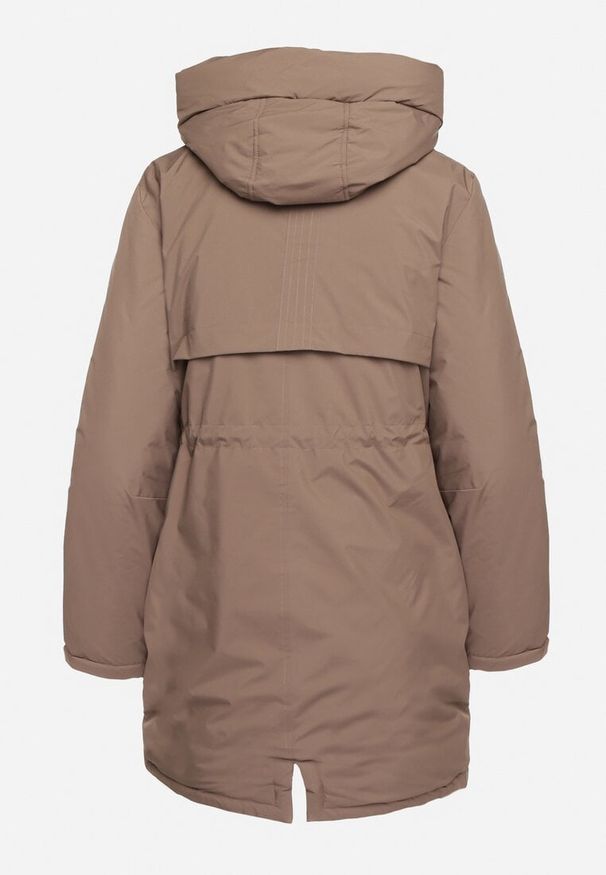 Born2be - Brązowa Kurtka Parka z Kapturem i Ozdobną Zawieszką Ściągana w Pasie Zerilie. Okazja: na co dzień, na spacer. Typ kołnierza: kaptur. Kolor: brązowy. Materiał: jeans. Styl: elegancki, klasyczny, casual