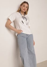 Born2be - Biały T-shirt z Bawełny w Klasycznym Stylu z Apaszką Bluestel. Okazja: na co dzień, na spotkanie biznesowe, do pracy. Kolor: biały. Materiał: bawełna. Długość: długie. Styl: klasyczny #7