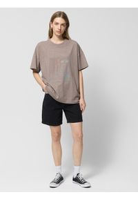 outhorn - T-shirt oversize z nadrukiem damski Outhorn - brązowy. Kolor: brązowy. Materiał: bawełna, dzianina. Wzór: nadruk