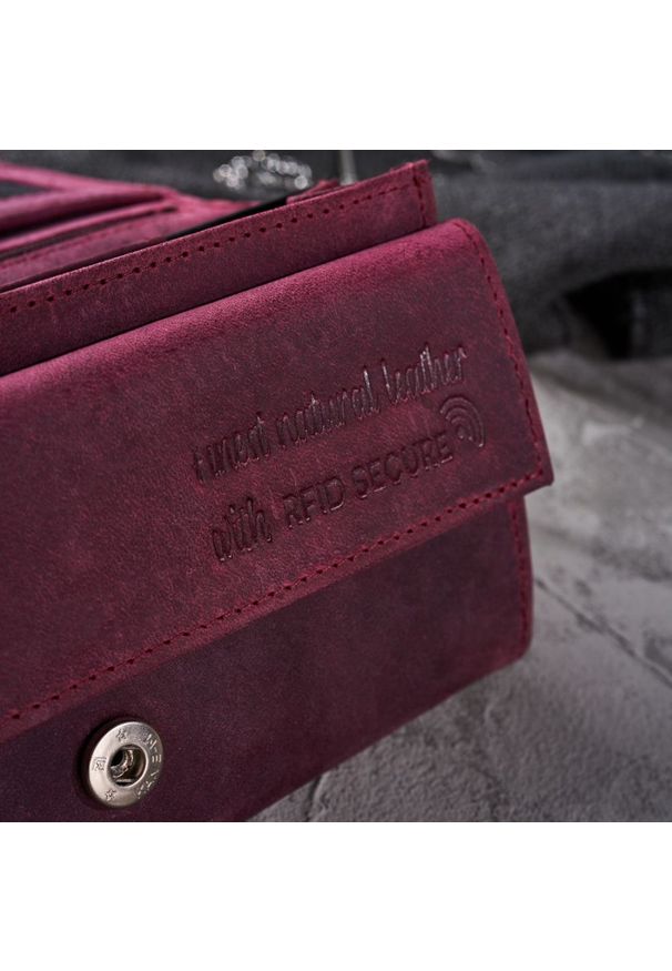 Portfel damski skórzany PAOLO PERUZZI różowy T-44-CHR. Kolor: różowy. Materiał: skóra. Wzór: kwiaty