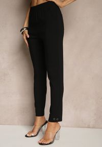 Renee - Czarne Spodnie z Wiskozą High Waist i Ozdobnymi Napami Redaira. Okazja: na co dzień. Stan: podwyższony. Kolor: czarny. Materiał: wiskoza. Wzór: aplikacja. Styl: sportowy, elegancki, casual