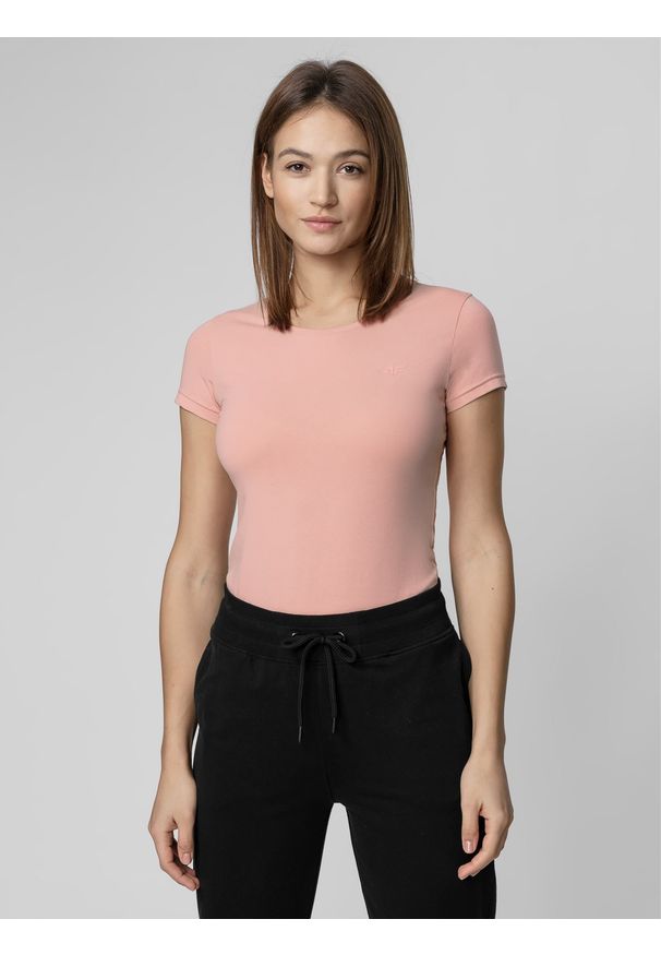 4f - 4F T-shirt slim gładki damski S. Okazja: na co dzień. Kolor: różowy. Materiał: elastan, bawełna. Długość rękawa: krótki rękaw. Długość: krótkie. Wzór: gładki. Styl: wakacyjny, casual, wizytowy