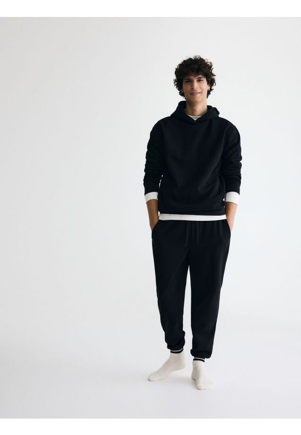 Reserved - Spodnie dresowe regular fit - czarny. Kolor: czarny. Materiał: dresówka