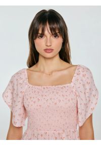 Big-Star - Sukienka damska midi z wiskozy z motywem kwiatowym różowa Bler 600. Typ kołnierza: dekolt w karo. Kolor: różowy. Materiał: wiskoza. Wzór: kwiaty. Długość: midi #8