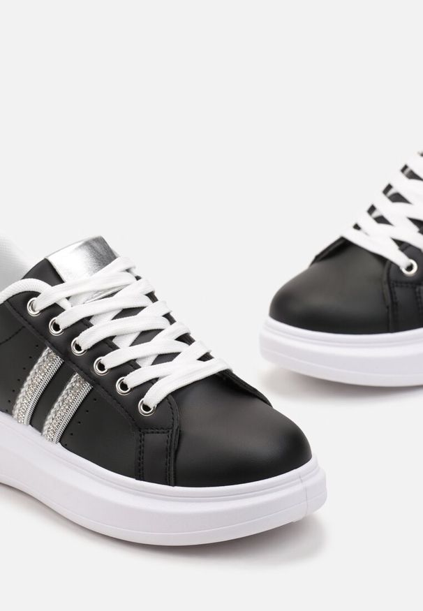 Renee - Czarne Sznurowane Sneakersy z Imitacji Skóry Ozdobione Paskami z Cyrkoniami Isolinna. Okazja: na co dzień. Zapięcie: pasek. Kolor: czarny. Materiał: skóra. Wzór: aplikacja