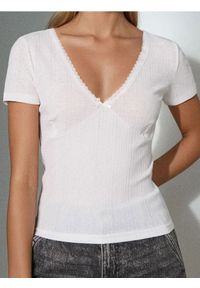 Sinsay - Prążkowana bluzka - kremowy. Kolor: kremowy. Materiał: prążkowany #1