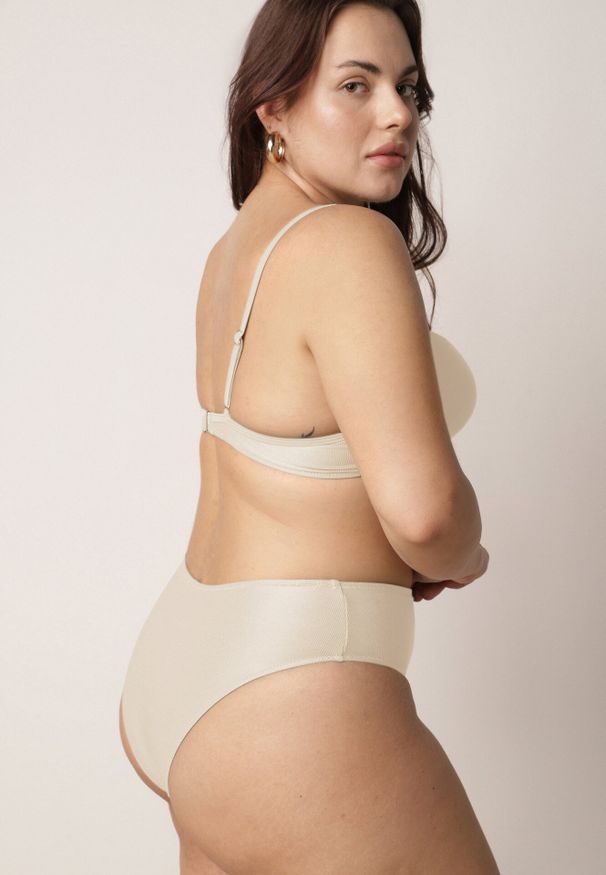 Born2be - Jasnobeżowe Bikini Majtki Figi i Biustonosz z Paskami i Perłową Aplikacją Cahresha. Kolor: beżowy. Wzór: aplikacja