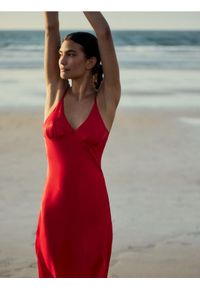 Reserved - Satynowa sukienka maxi z wiskozy - czerwony. Kolor: czerwony. Materiał: wiskoza, satyna. Wzór: gładki. Długość: maxi