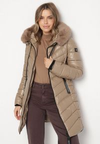 Born2be - Brązowa Pikowana Kurtka o Taliowanym Kroju z Kapturem z Futerkiem Naleanna. Okazja: na co dzień. Typ kołnierza: kaptur. Kolor: brązowy. Materiał: futro. Styl: casual #4