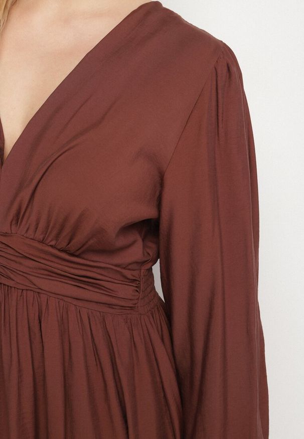 Born2be - Brązowa Rozkloszowana Sukienka z Marszczeniem w Talii i Dekoltem w Serek Salindea. Okazja: na co dzień. Typ kołnierza: dekolt w serek. Kolekcja: plus size. Kolor: brązowy. Długość rękawa: długi rękaw. Typ sukienki: dla puszystych. Styl: casual, elegancki