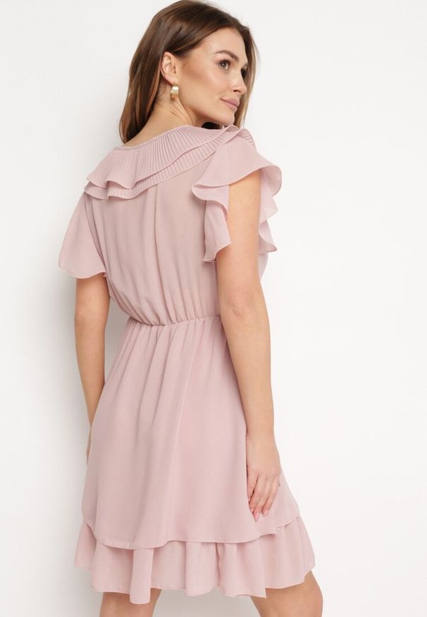 Born2be - Różowa Sukienka Phaenathe. Okazja: na imprezę. Typ kołnierza: dekolt kopertowy. Kolor: różowy. Długość rękawa: krótki rękaw. Typ sukienki: kopertowe. Długość: mini