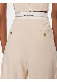 Patrizia Pepe Spodnie materiałowe 8P0576/A375-B788 Beżowy Regular Fit. Kolor: beżowy. Materiał: syntetyk #5
