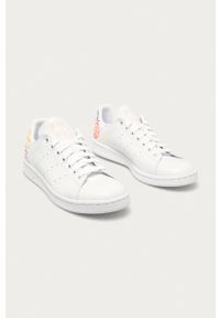 adidas Originals Buty FX5679 kolor biały. Nosek buta: okrągły. Zapięcie: sznurówki. Kolor: biały. Materiał: materiał. Model: Adidas Stan Smith #2