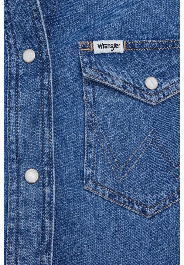 Wrangler koszula jeansowa damska kolor granatowy regular z kołnierzykiem klasycznym. Okazja: na co dzień. Typ kołnierza: kołnierzyk klasyczny. Kolor: niebieski. Materiał: jeans. Długość rękawa: długi rękaw. Długość: długie. Styl: klasyczny
