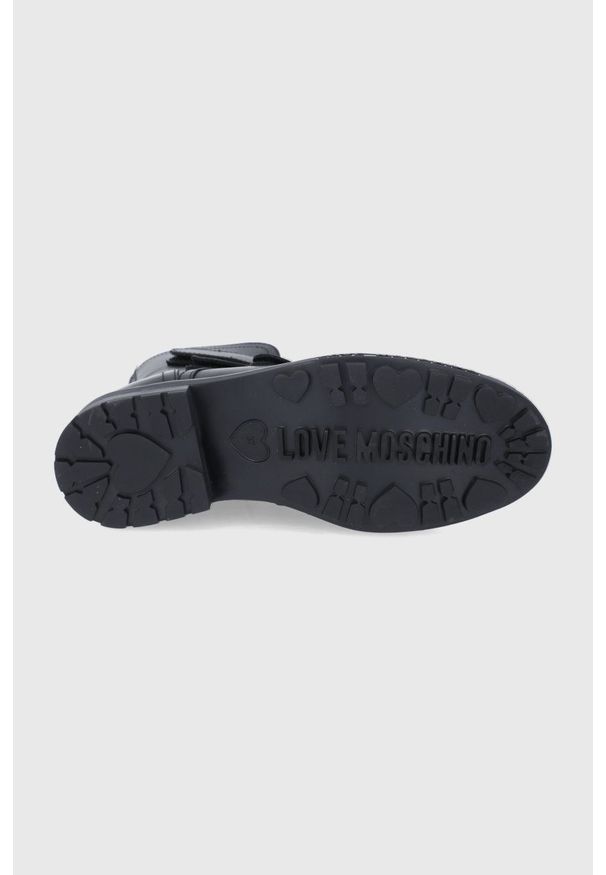 Love Moschino Botki skórzane damskie kolor czarny na płaskim obcasie. Nosek buta: okrągły. Kolor: czarny. Materiał: skóra. Obcas: na obcasie. Wysokość obcasa: niski