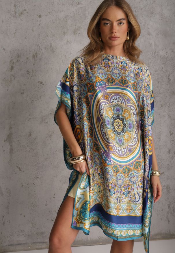 Renee - Niebieskie Satynowe Ponczo z Jedwabiem i Wiskozą w Stylu Boho Prixeis. Okazja: na co dzień. Kolor: niebieski. Materiał: jedwab, wiskoza, satyna. Wzór: nadruk. Styl: boho