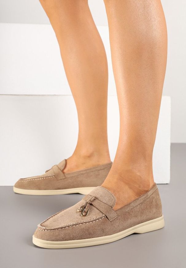 Renee - Ciemnobeżowe Mokasyny z Ekozamszu Zdobione Metaliczną Zawieszką Ralselia. Okazja: na co dzień, do pracy, na spotkanie biznesowe. Kolor: beżowy. Wzór: aplikacja. Obcas: na obcasie. Styl: biznesowy, casual