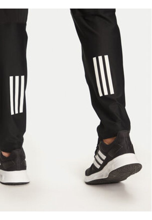 Adidas - adidas Spodnie dresowe Own The Run IK5024 Czarny Regular Fit. Kolor: czarny. Materiał: syntetyk. Sport: bieganie
