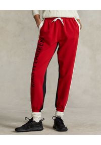 Ralph Lauren - RALPH LAUREN - Czerwone bawełniane spodnie dresowe z logo. Kolor: czerwony. Materiał: bawełna, dresówka. Wzór: haft
