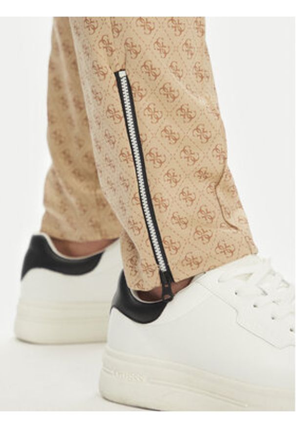 Guess Spodnie dresowe Korbin Z2BB05 FL04Q Beżowy Regular Fit. Kolor: beżowy. Materiał: bawełna, syntetyk