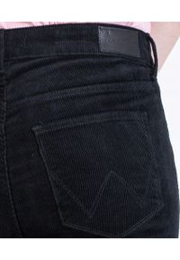 Wrangler - WRANGLER SLIM BLACK DAMSKIE SPODNIE SZTRUSKOWE SZTRUKS W28LEK100. Materiał: sztruks