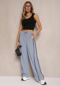 Renee - Niebieskie Szerokie Spodnie Dresowe High Waist Zdobione Lampasami Sopaline. Okazja: na spacer. Stan: podwyższony. Kolor: niebieski. Materiał: dresówka. Wzór: aplikacja. Styl: sportowy, elegancki