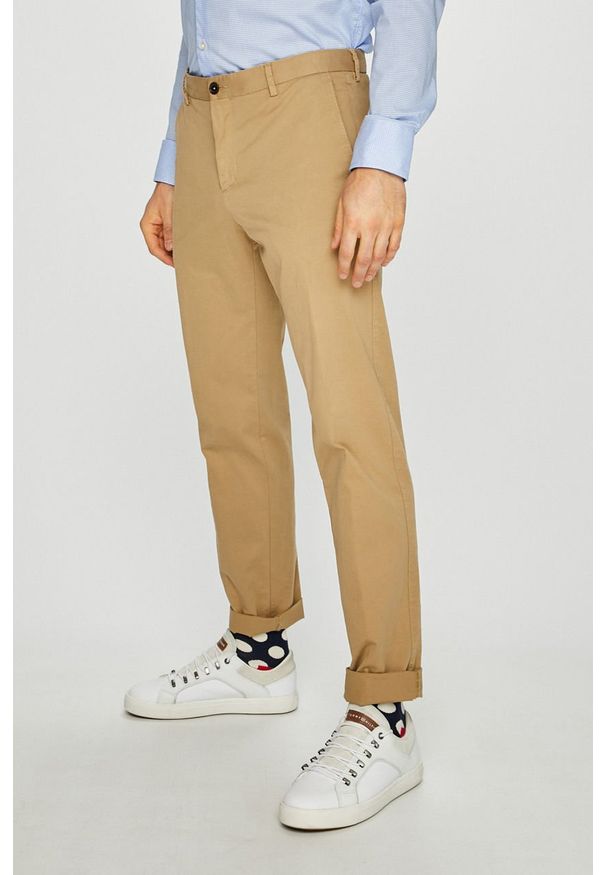 Tommy Hilfiger Tailored - Spodnie. Kolor: beżowy. Materiał: tkanina, bawełna, materiał, elastan. Wzór: gładki
