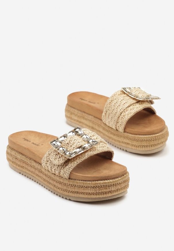 Born2be - Beżowe Klapki na Plecionej Platformie z Ozdobną Klamrą Sorevia. Kolor: beżowy. Materiał: jeans. Sezon: lato. Obcas: na platformie. Styl: elegancki, klasyczny