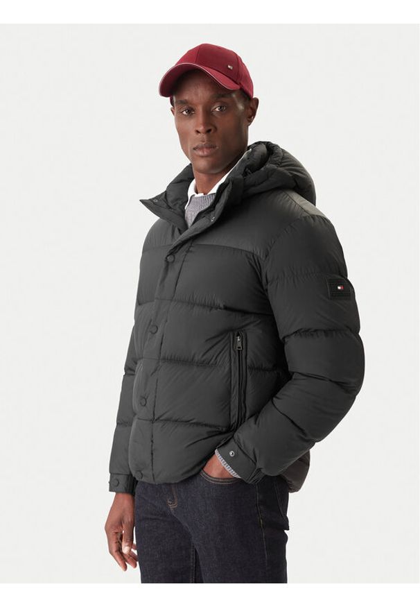 TOMMY HILFIGER - Tommy Hilfiger Kurtka puchowa MW0MW36569 Czarny Regular Fit. Kolor: czarny. Materiał: syntetyk
