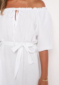 Born2be - Biała Trapezowa Muślinowa Sukienka z Bawełny z Paskiem i Gumką w Talii Vimarinn. Okazja: na co dzień. Typ kołnierza: dekolt hiszpanka. Kolor: biały. Materiał: bawełna. Typ sukienki: trapezowe. Styl: casual #3