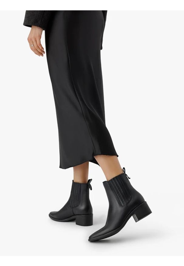 Ryłko - Czarne sztyblety na słupku ze skóry licowej. Okazja: do pracy. Zapięcie: bez zapięcia. Kolor: czarny. Szerokość cholewki: normalna. Wysokość cholewki: za kostkę. Materiał: skóra. Sezon: jesień, wiosna. Obcas: na słupku. Styl: klasyczny, street. Wysokość obcasa: średni