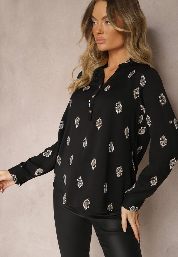 Renee - Czarna Koszula z Drobnym Wzorem Paisley Irithe. Okazja: na co dzień, na spotkanie biznesowe, do pracy. Kolor: czarny. Materiał: jeans. Długość rękawa: długi rękaw. Długość: długie. Wzór: paisley. Styl: biznesowy, elegancki, casual
