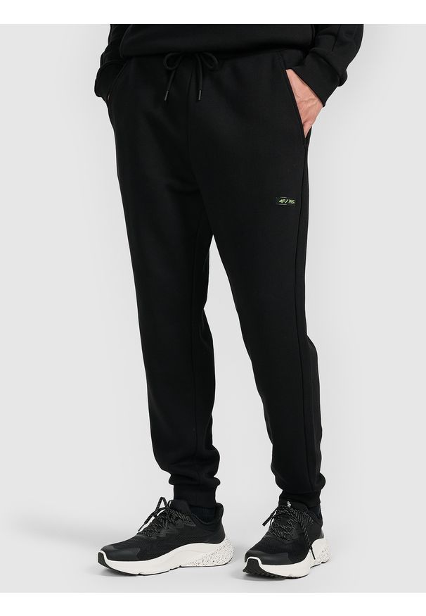 4f - 4F Spodnie dresowe joggery męskie 4F x Robert Lewandowski - czarne XL. Kolor: czarny. Materiał: dresówka. Wzór: aplikacja. Sport: fitness