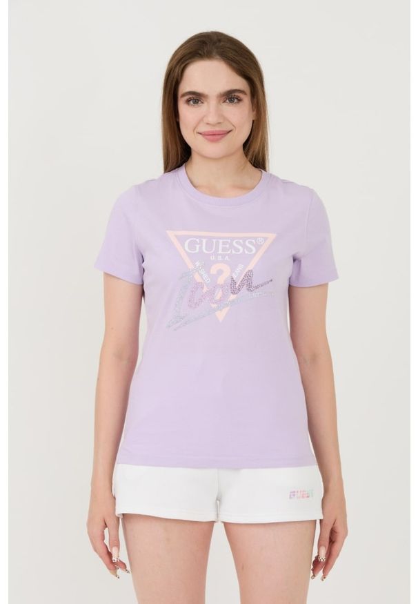 Guess - GUESS Lawendowy damski t-shirt bawełniany Icon Tee, Rozmiar S. Kolor: fioletowy. Materiał: bawełna