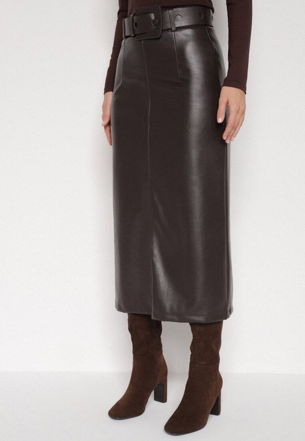 Born2be - Brązowa Spódnica Ołówkowa z Imitacji Skóry z Paskiem z Dużą Klamrą Rewedia. Okazja: na spotkanie biznesowe, do pracy, na co dzień. Kolor: brązowy. Materiał: skóra. Styl: casual, klasyczny, biznesowy