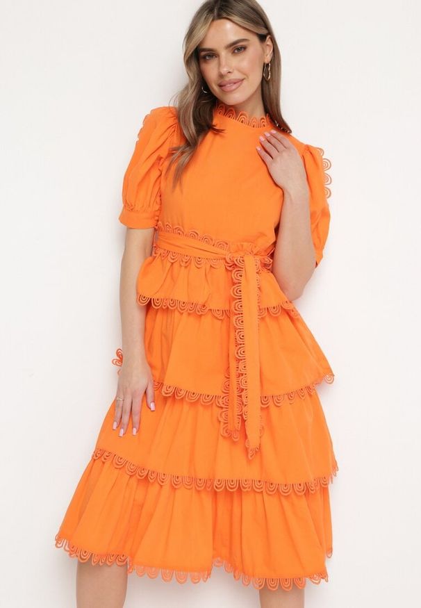 Born2be - Pomarańczowa Sukienka Thellis. Kolor: pomarańczowy. Materiał: materiał, tkanina, koronka. Długość rękawa: krótki rękaw. Wzór: gładki. Styl: elegancki. Długość: midi