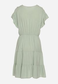 Born2be - Miętowa Sukienka z Gumką w Pasie Ozdobiona Falbanką i Wiązana Materiałowym Paskiem Tiamalou. Typ kołnierza: dekolt w łódkę. Kolor: miętowy. Materiał: materiał. Długość rękawa: krótki rękaw. Wzór: aplikacja #4