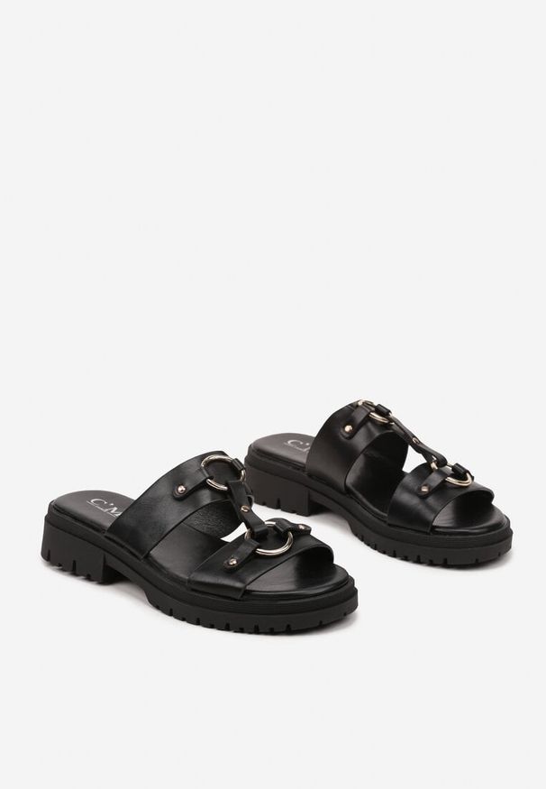 Born2be - Czarne Klapki z Metalicznymi Ozdobami Deliseria. Okazja: na co dzień. Nosek buta: otwarty. Kolor: czarny. Wzór: aplikacja. Materiał: jeans. Sezon: lato, wiosna. Obcas: na obcasie. Styl: casual. Wysokość obcasa: niski