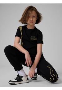 4f - 4F T-shirt regular z nadrukiem dziecięcy 4F x Bartosz Zmarzlik - czarny 134/140 (8-10 lat). Okazja: na co dzień, na uczelnię. Kolor: czarny. Materiał: materiał, bawełna. Wzór: nadruk. Sezon: lato. Styl: młodzieżowy, casual, klasyczny, sportowy #1