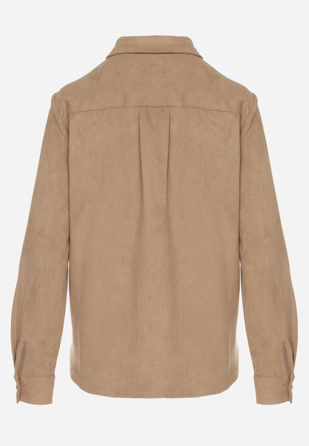 Born2be - Beżowa Koszula z Imitacji Zamszu Ozdobiona Klapami Retarna. Okazja: na co dzień. Typ kołnierza: kołnierzyk klasyczny. Kolor: beżowy. Materiał: zamsz. Wzór: aplikacja. Styl: klasyczny, casual, elegancki