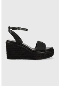 Calvin Klein sandały WEDGE 50HH W/HW - JQ damskie kolor czarny na koturnie HW0HW01490. Zapięcie: klamry. Kolor: czarny. Materiał: skóra, guma. Obcas: na koturnie
