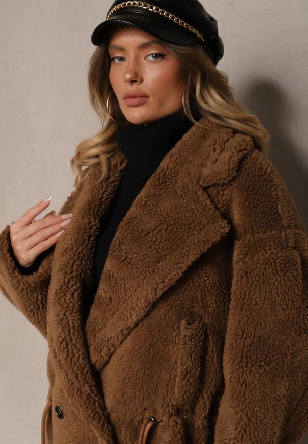 Renee - Brązowa Kurtka Futerko w Stylu Teddy Ściągane w Talii Enarithiel. Okazja: na spotkanie biznesowe, na co dzień. Kolor: brązowy. Materiał: futro. Styl: biznesowy, casual, elegancki