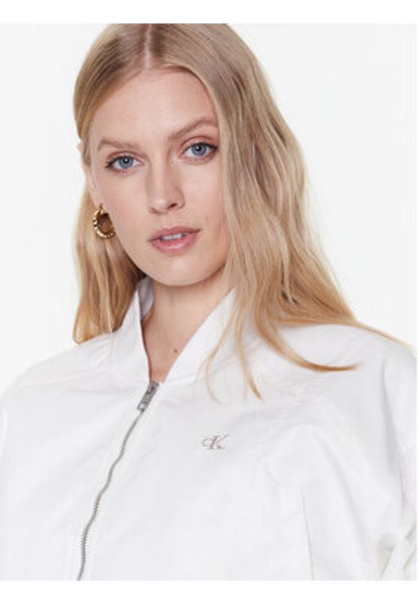 Calvin Klein Jeans Kurtka bomber J20J220343 Biały Relaxed Fit. Kolor: biały. Materiał: syntetyk