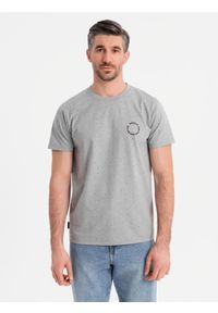 Ombre Clothing - T-shirt męski bawełniany z nadrukiem i okrągłym dekoltem – jasnoszary V8 - Rozmiar: XXL. Okazja: na co dzień. Kolor: szary. Materiał: bawełna. Długość rękawa: krótki rękaw. Długość: krótkie. Wzór: nadruk. Sezon: wiosna, lato. Styl: casual, elegancki #8