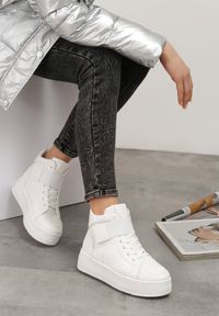 Born2be - Białe Sneakersy Lubna. Wysokość cholewki: za kostkę. Nosek buta: okrągły. Zapięcie: pasek. Kolor: biały. Materiał: dresówka. Szerokość cholewki: normalna. Wzór: aplikacja. Obcas: na platformie #1