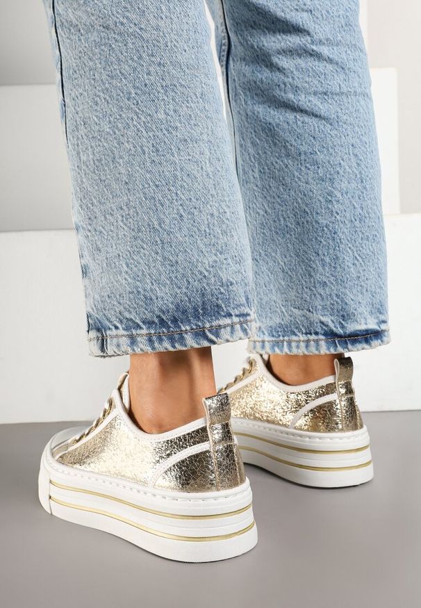 Renee - Złote Trampki na Niskiej Platformie Ozdobione Cyrkoniami Felelith. Okazja: na spacer, na co dzień. Zapięcie: sznurówki. Kolor: złoty. Materiał: jeans. Wzór: aplikacja. Obcas: na platformie. Styl: klasyczny, elegancki, casual. Wysokość obcasa: niski